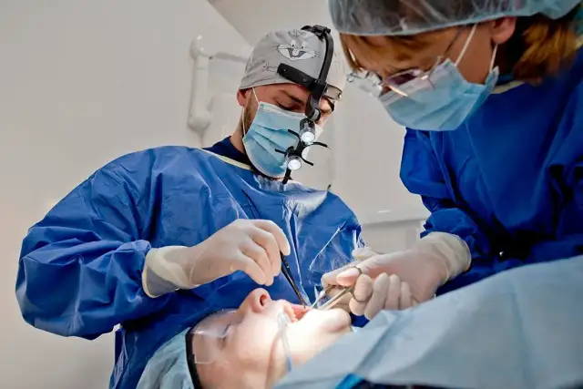 Chirurgia stomatologiczna: Co robi chirurg? Zabiegi i wskazania