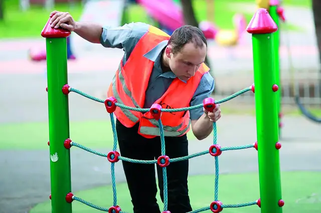 Plac zabaw w szkole: Jak zaksięgować bez błędów? KŚT i amortyzacja.