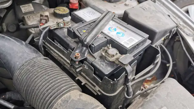 Akumulator w Toyocie Yaris Hybrid znajduje się w komorze silnika, obok filtra powietrza.