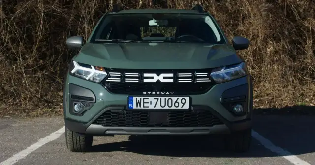 Zielony Dacia Stepway, idealny na miejskie wyprawy. To najtańsze auto, które oferuje mnóstwo przestrzeni i nowoczesny wygląd.