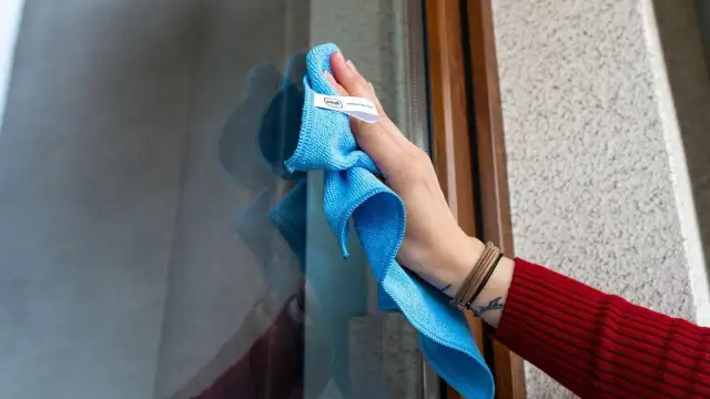 Skuteczne sposoby na usunięcie kamienia z okien bez wysiłku