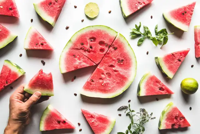 Arbuz dla kota: Bezpieczny, ale z ostrożnością? Poznaj zasady!