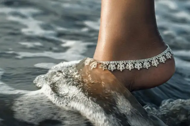 Bransoletka na nodze: czy lewa czy prawa ma dziś znaczenie?