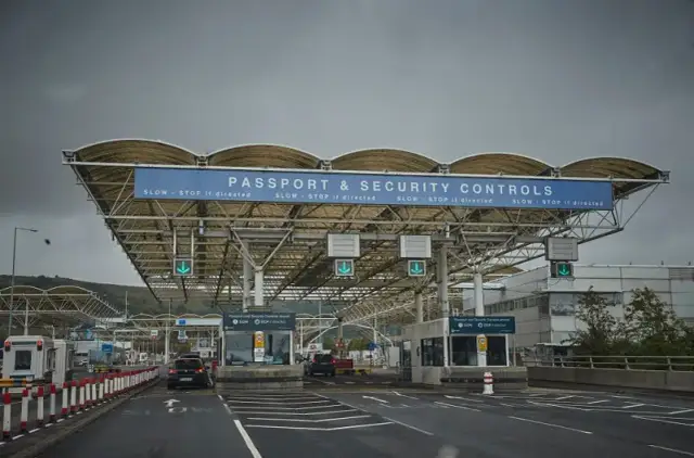 Trasa UK-Polska autem: Eurotunel, koszty, noclegi. Poradnik 2024