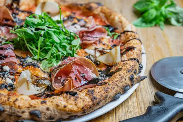 Prawdziwa Pizza Capricciosa: Poznaj skład i sekrety włoskiego smaku