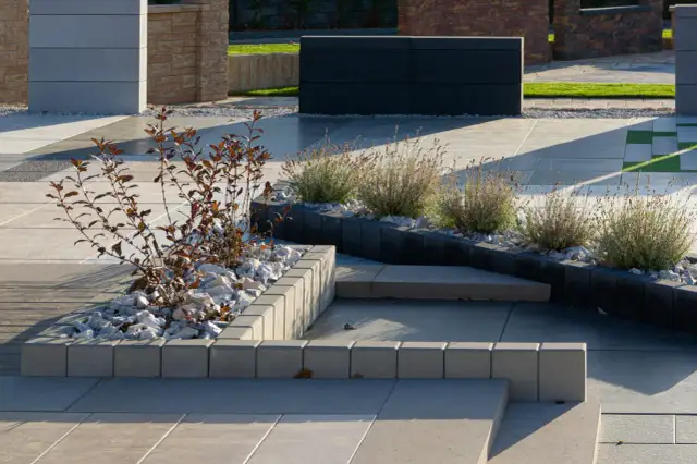 Jaki krawężnik na podjazd? Wybierz trwałość i styl!