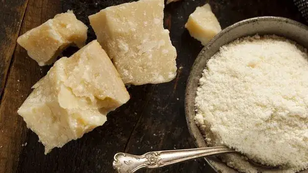 Jak skutecznie zastąpić ser parmezan w kuchni i nie przepłacać