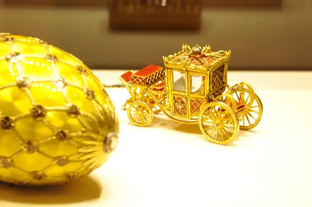 Złoty, bogato zdobiony powóz i żółte jajko Faberge, jakby zaginione skarby carskiej Rosji, czekają na odkrycie.