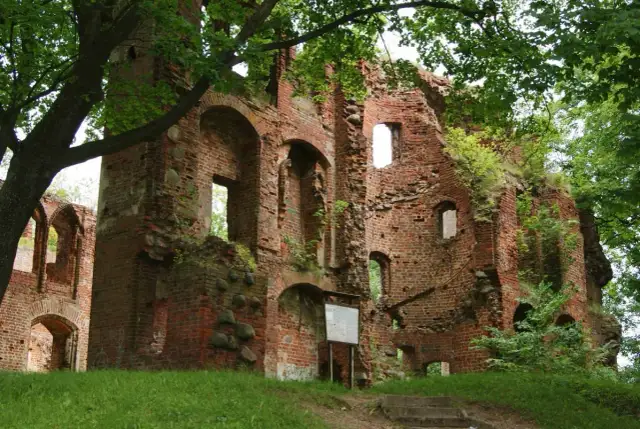 Zamek w Dobrej: Fascynująca historia i tajemnice ruin w Polsce