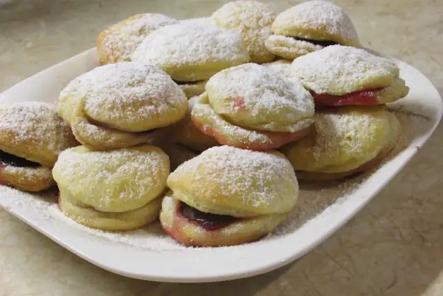 Kruche ciastka ze śliwkami - Przepis na ciastka z maślanką i śliwkami