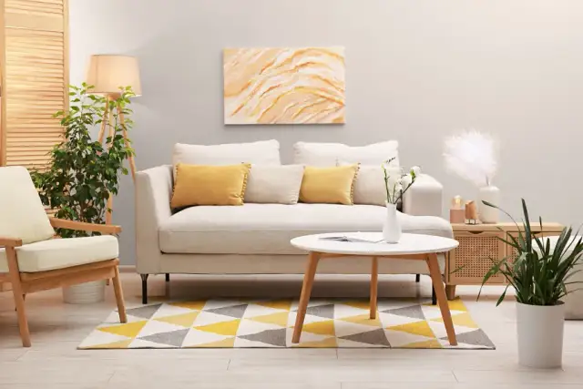 Beżowy salon bez nudy: 5 sposobów na ożywienie neutralnej przestrzeni