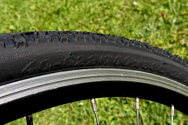 Opona 700x40c jaki to rozmiar i jak wybrać odpowiednią oponę