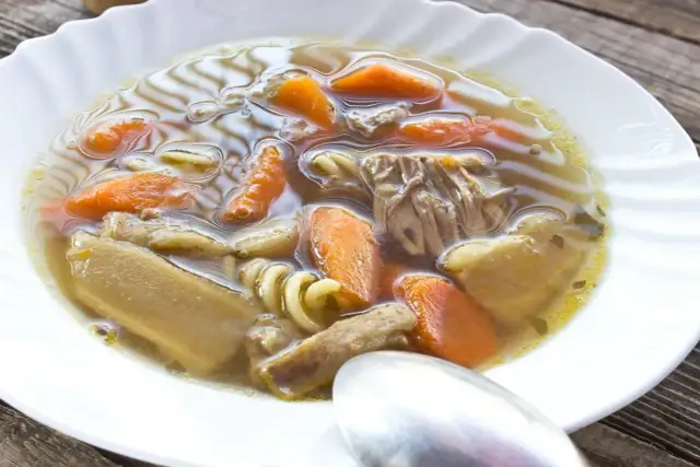 Jaką zupę na kościach wieprzowych przygotować? Sprawdź pyszne przepisy