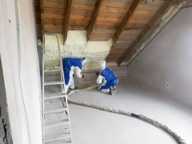 Ocieplanie pianką dachu: Skuteczny proces i korzyści dla domu