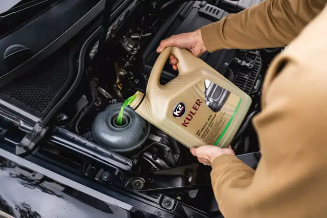 Czy dolanie płynu chłodniczego do ciepłego silnika jest bezpieczne? Ryzyka i porady