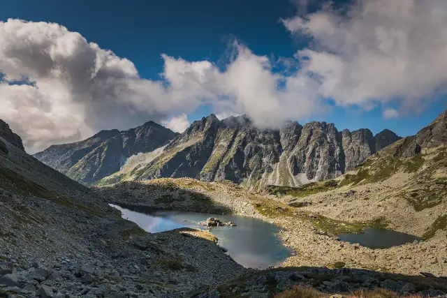 Tatry Wysokie na Słowacji, piękne jeziora i skaliste szczyty. Idealne słowacja atrakcje blisko Zakopanego na jednodniową wycieczkę.