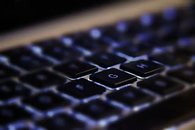Klawiatura laptopa jak nowa: Jak bezpiecznie i skutecznie ją wyczyścić?