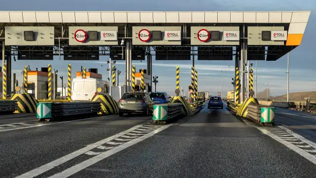 Bramki autostradowe e-TOLL z samochodami i znakami ograniczenia wysokości.
