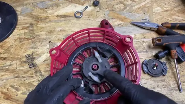 Jak założyć sprężynę do szarpaka kosiarki bez zbędnych problemów