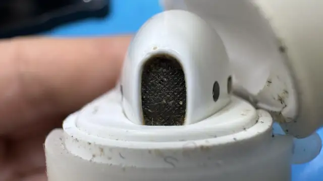 Jak wyczyścić AirPods, aby uniknąć uszkodzeń i poprawić dźwięk