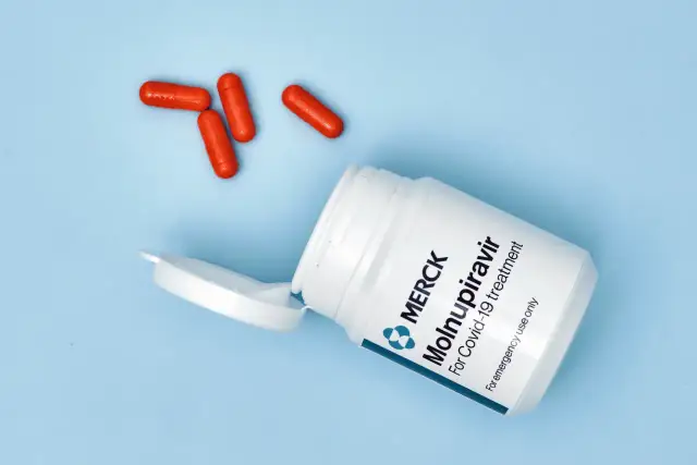 Jaki lek na COVID-19? Poznaj skuteczne terapie i mity