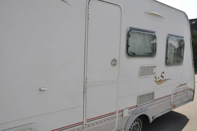 Czym pomalować przyczepę kempingową, aby uniknąć szybkiego łuszczenia?