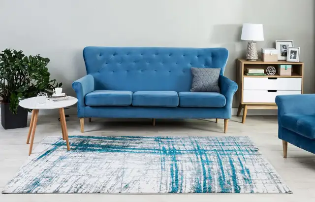 Jakie dodatki do szarych ścian w salonie ożywią wnętrze?