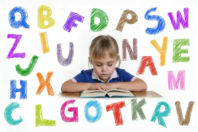 Dziewczynka z orzeczeniem o dysleksji skupiona na książce, otoczona kolorowymi literami alfabetu.