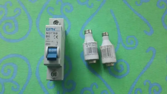 Jak rozpoznać przepalony bezpiecznik topikowy i uniknąć awarii elektrycznej