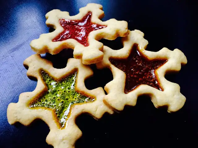 Perfekcyjne ciastka z witrażykami: Nigdy więcej spalonych landrynek!