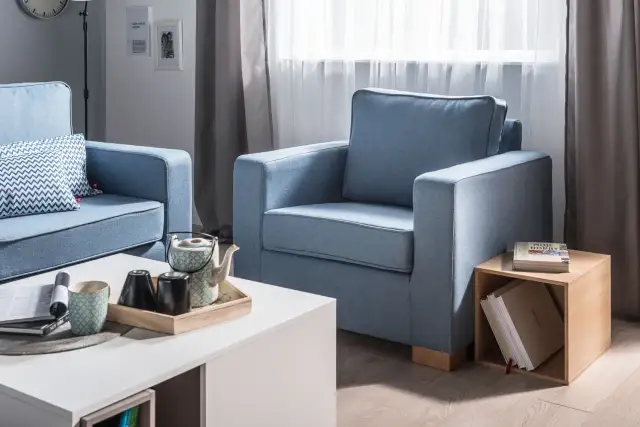 Niebieska kanapa: Sekrety idealnej aranżacji. Kolory i dodatki