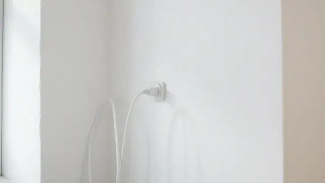 Skuteczne sposoby, jak przymocować kable do ściany bez wiercenia