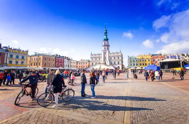 Rynek w Zamościu tętni życiem, a kolorowe kamienice i ratusz tworzą scenerię idealną na rodzinne wycieczki. To świetne miejsce na odkrywanie zamość atrakcje dla dzieci.