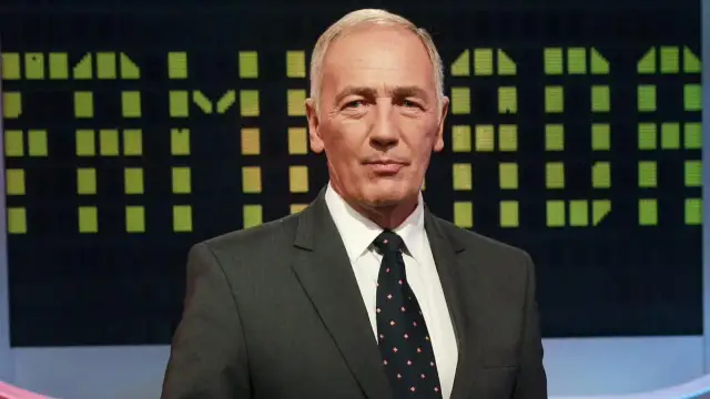 Prowadzący Familiady w garniturze. Zastanawiasz się, co znajdziemy w apteczce pierwszej pomocy Familiady?