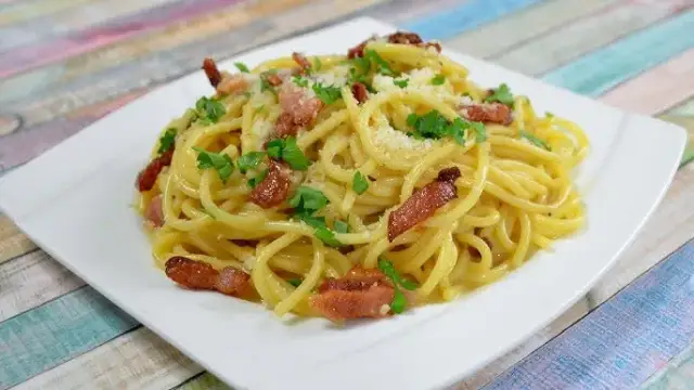Pyszne spaghetti carbonara z kurczakiem w 40 minut – idealne dla rodziny