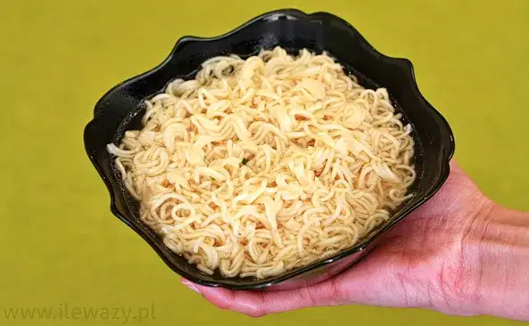 Ile kalorii ma zupka chińska? Zaskakujące wartości odżywcze!