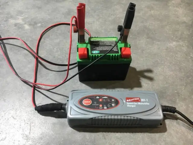 Czy można ładować akumulator motocyklowy prostownikiem samochodowym? Uważaj na ryzyko!