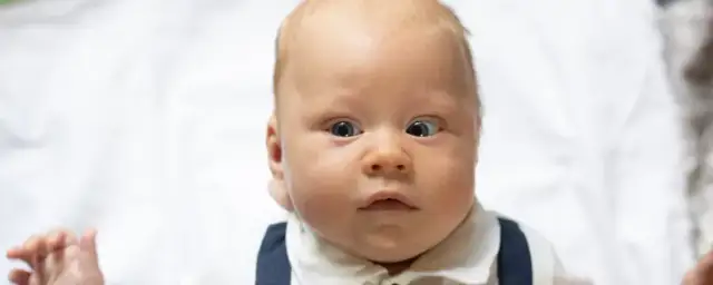 Zez u niemowlaka: Kiedy to norma, a kiedy pilna wizyta u okulisty?