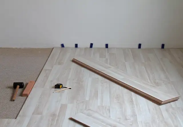 Co pierwsze panele czy drzwi? Kluczowe zasady montażu w remontach