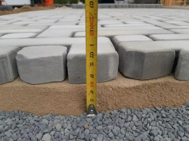 Ile kruszywa pod kostkę na m²? Wzory i praktyczne obliczenia.