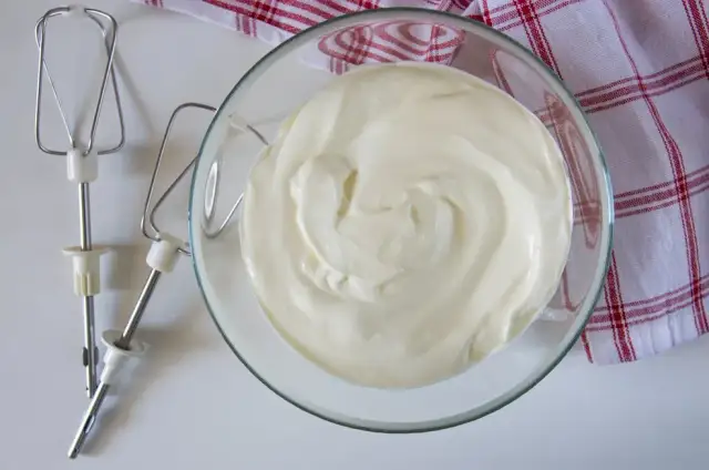 Jaka śmietana na masło słodka czy kwaśna – wybierz najlepiej dla siebie