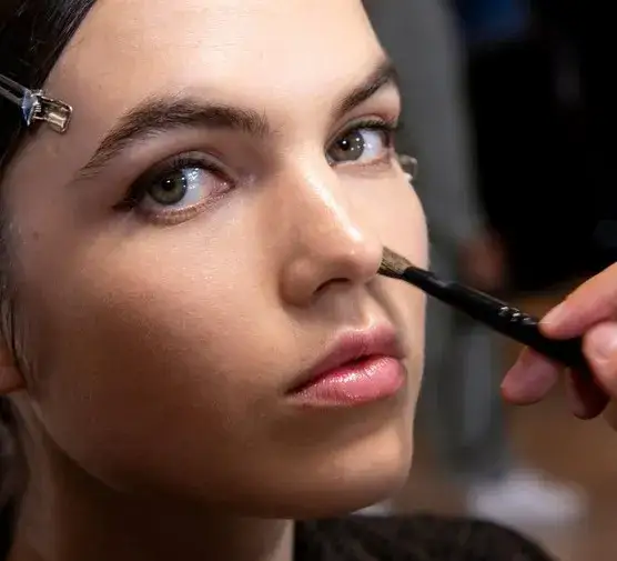 Makijaż rozświetlający po 40: jak ukryć zmarszczki i dodać blasku