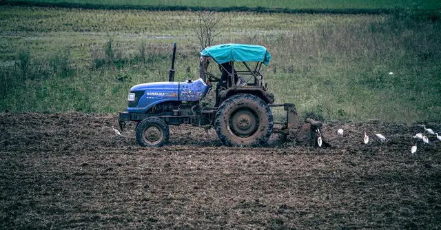 Jaki traktor ciągnik kupić? Poradnik dla rolników