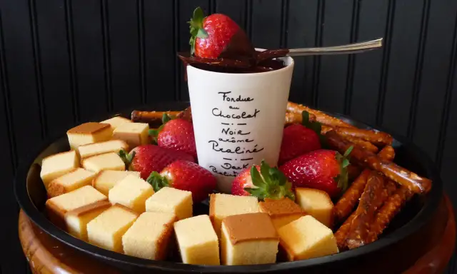 Jak pokroić owoce do fontanny czekoladowej, by zachwycić gości