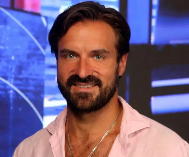 Ile lat ma Piotr Stramowski? Zaskakujące fakty o jego życiu i karierze.