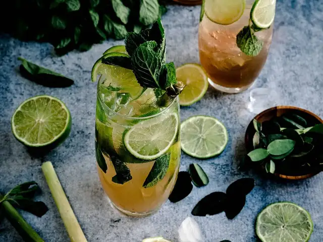 Grant's Tropical Fiesta: orzeźwiający drink z limonką i miętą. Idealny na upalne dni, świetnie smakuje z rumem lub ginem.