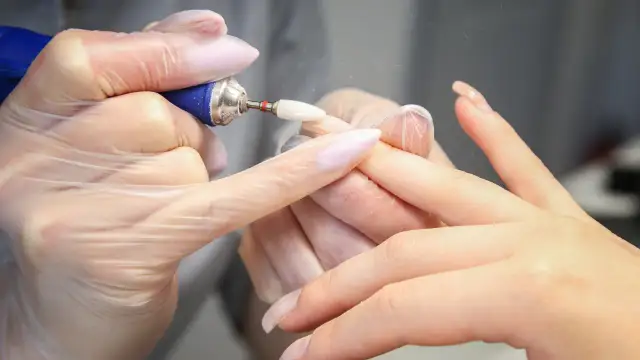 Frezarka do paznokci: wybór i bezpieczne użycie dla początkujących