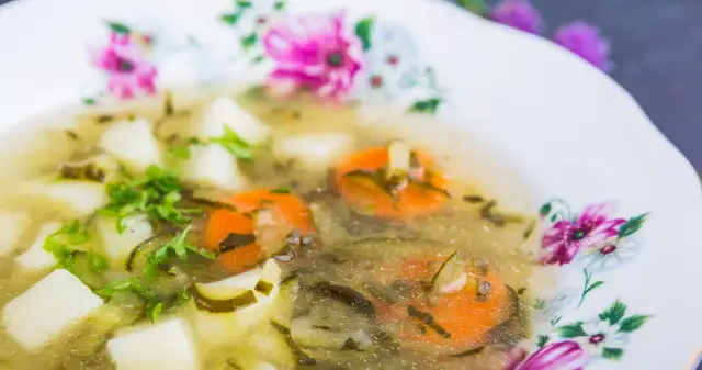 Lekkostrawna zupa ogórkowa: przepis, kalorie i właściwości