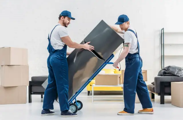 Jak przewieźć lodówkę na leżąco? Uniknij awarii! Kluczowe zasady