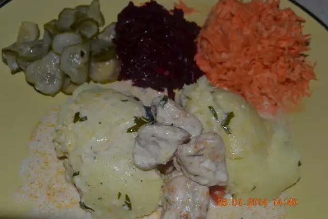 Jaką surówkę do kurczaka w sosie śmietanowym wybrać, by zachwycić?